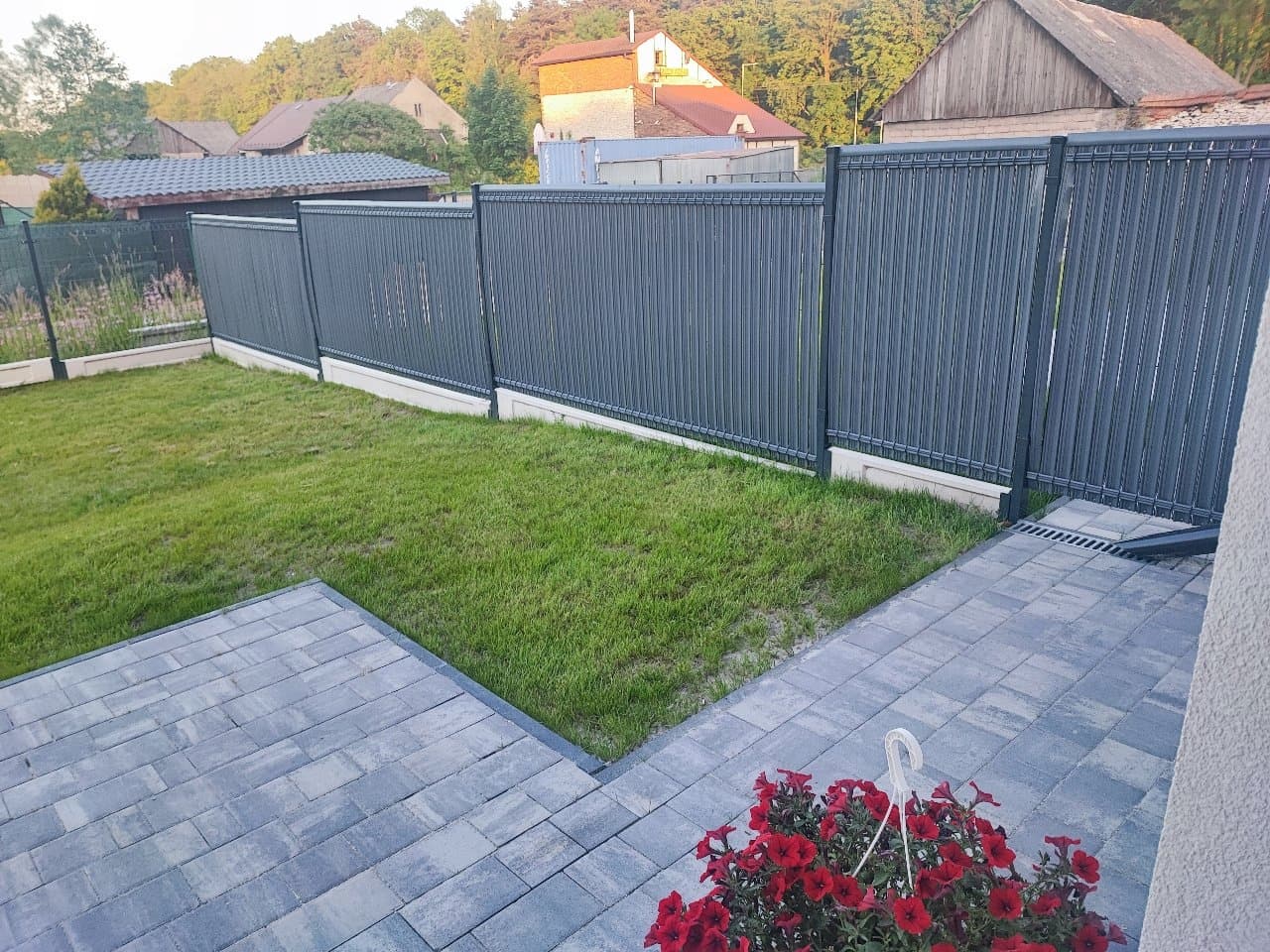 Realizacja ogrodzenia - Szary