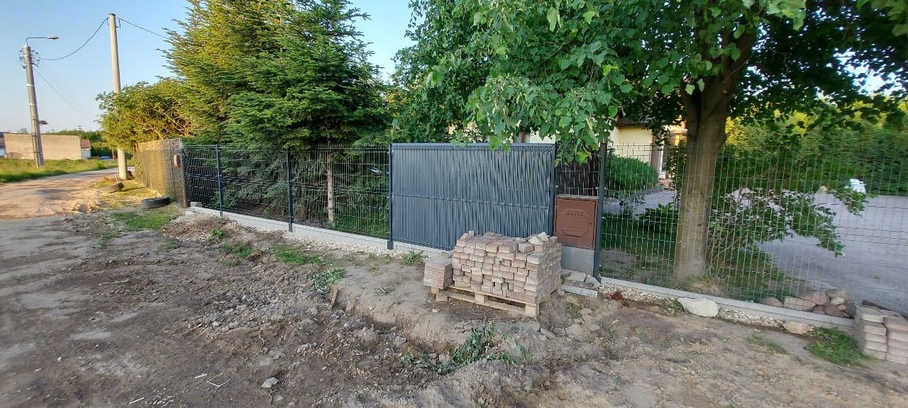 Realizacja ogrodzenia - Szary