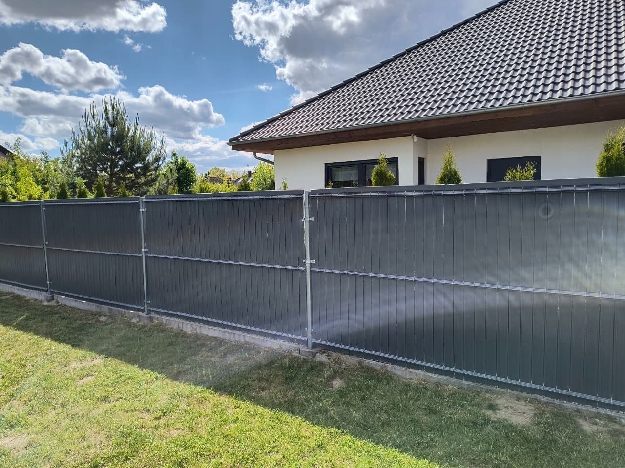 Realizacja ogrodzenia - Szary